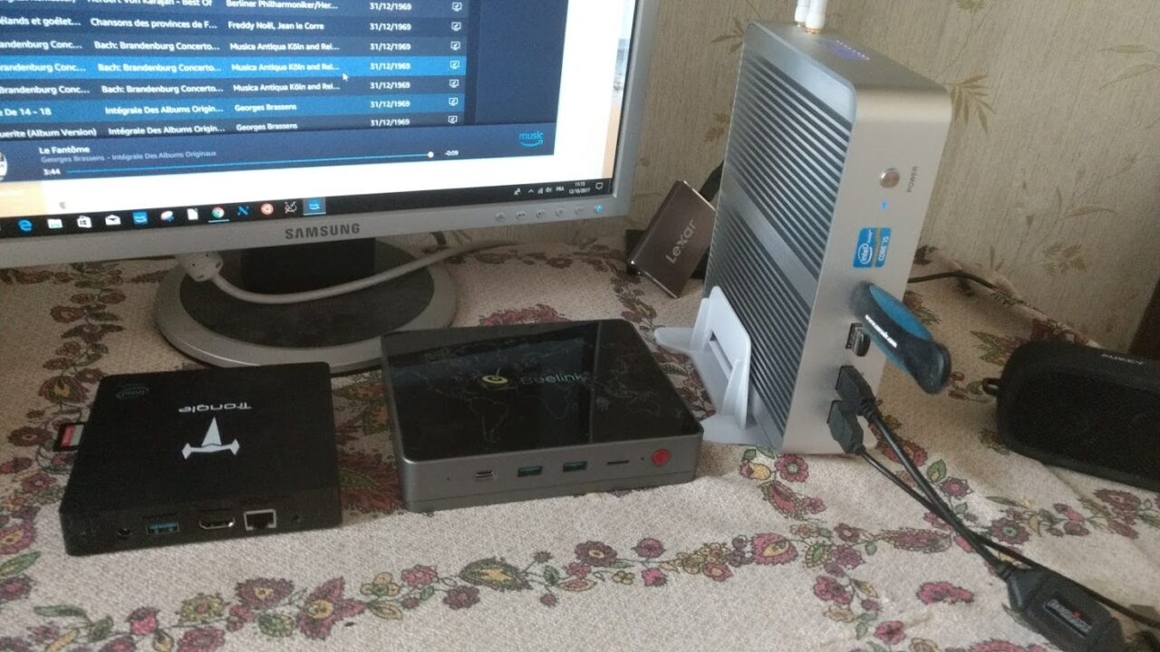 Les mini-PC existent en diverses tailles. Ici, un "palm"-PC 8350 à 2 Go, un mini-PC équipé de 3400 4 Go et un mini PC plus gros motorisé par un 6260 ULV 8 Go. Tous ont un refroidissement totalement pa