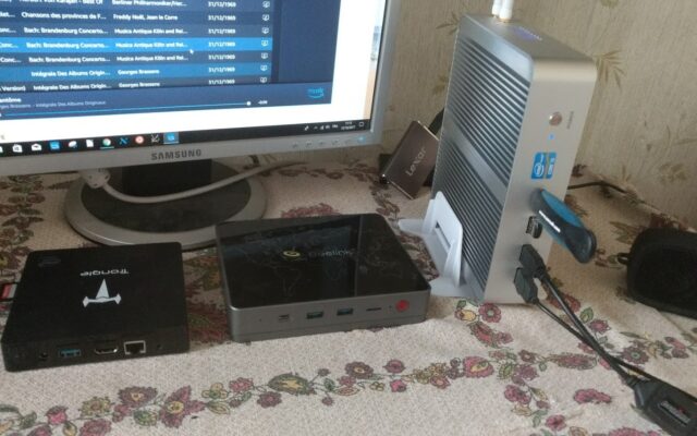 Les mini-PC existent en diverses tailles. Ici, un "palm"-PC 8350 à 2 Go, un mini-PC équipé de 3400 4 Go et un mini PC plus gros motorisé par un 6260 ULV 8 Go. Tous ont un refroidissement totalement pa