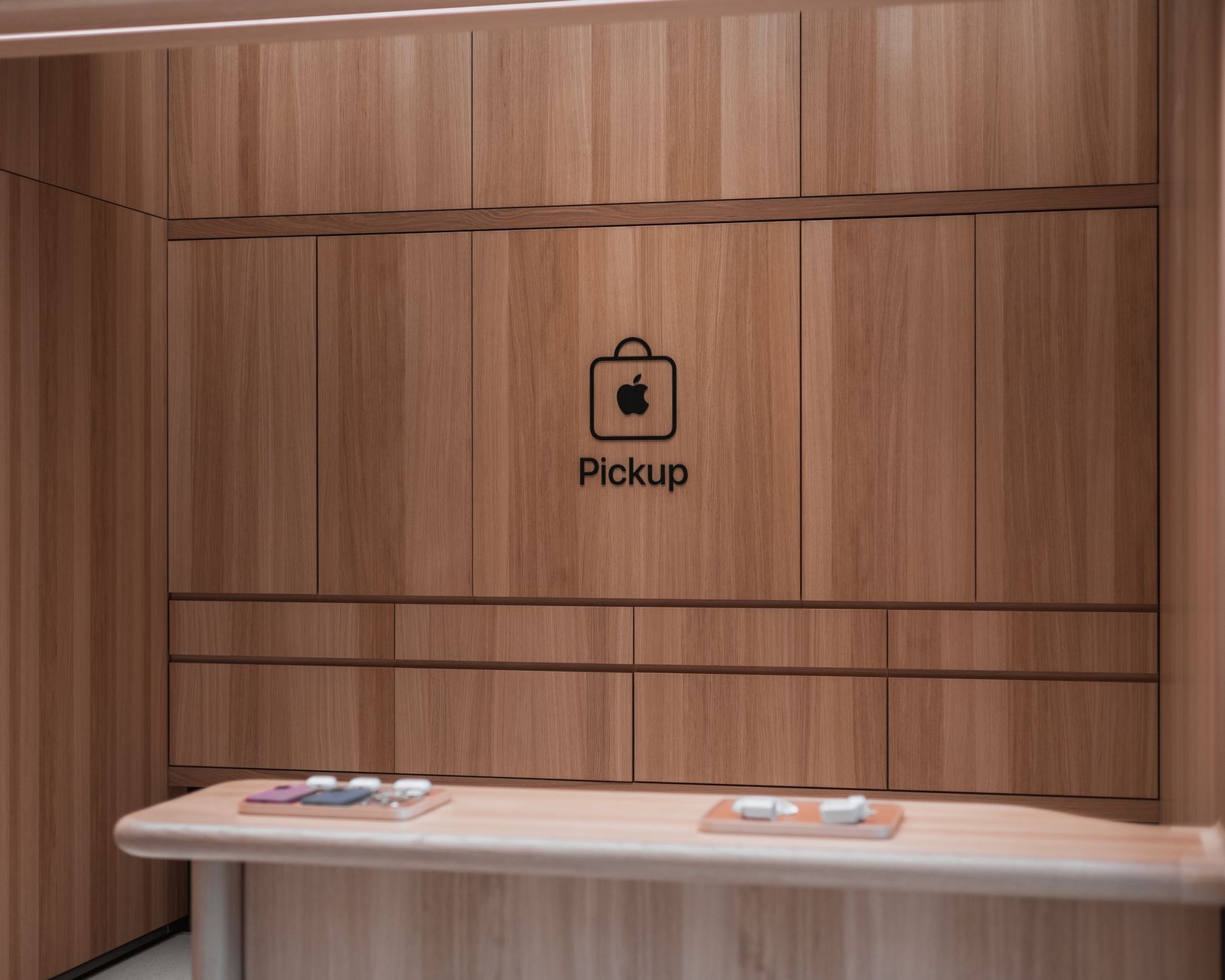 The online order pickup counter inside an Apple Store