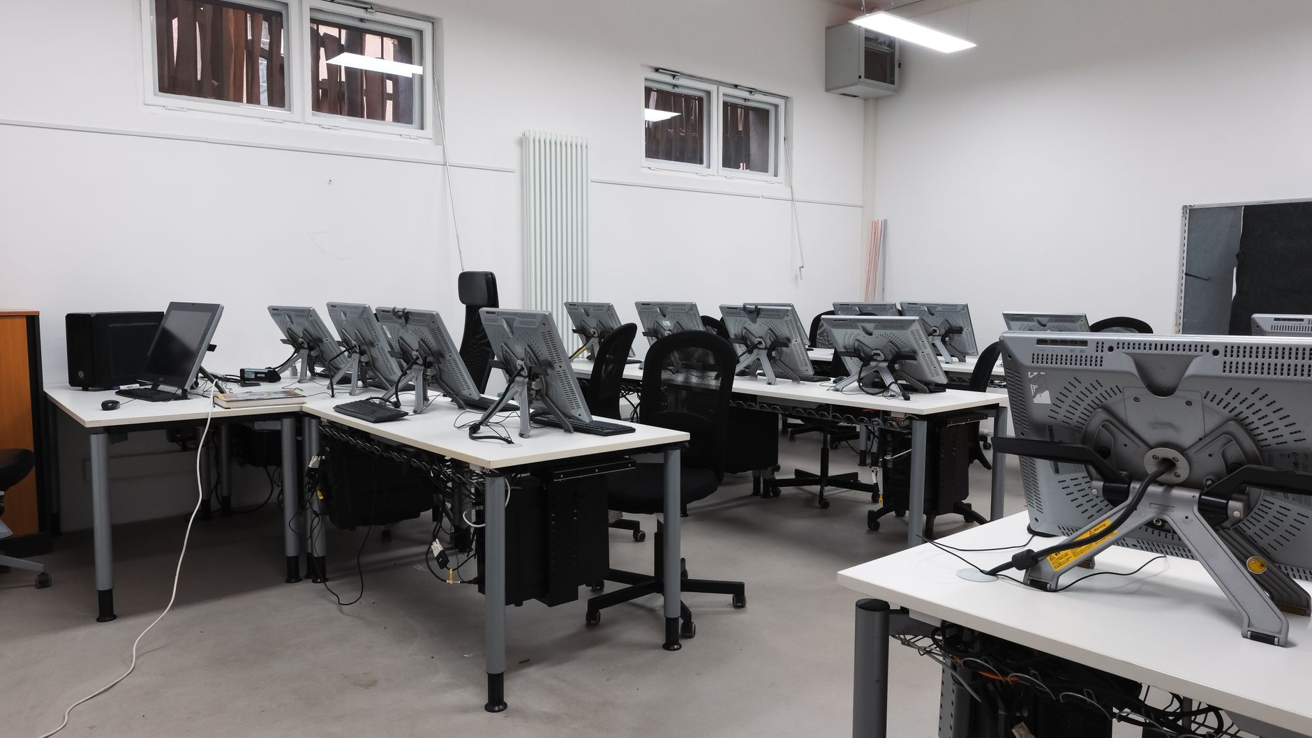 A room full of desktop computers