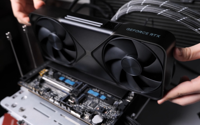 Video about the NVIDIA GeForce RTX 5090 Founders Edition with design of the case (heatsink+connectors) and the performance in games and benchmarks with comparison to the predecessors.