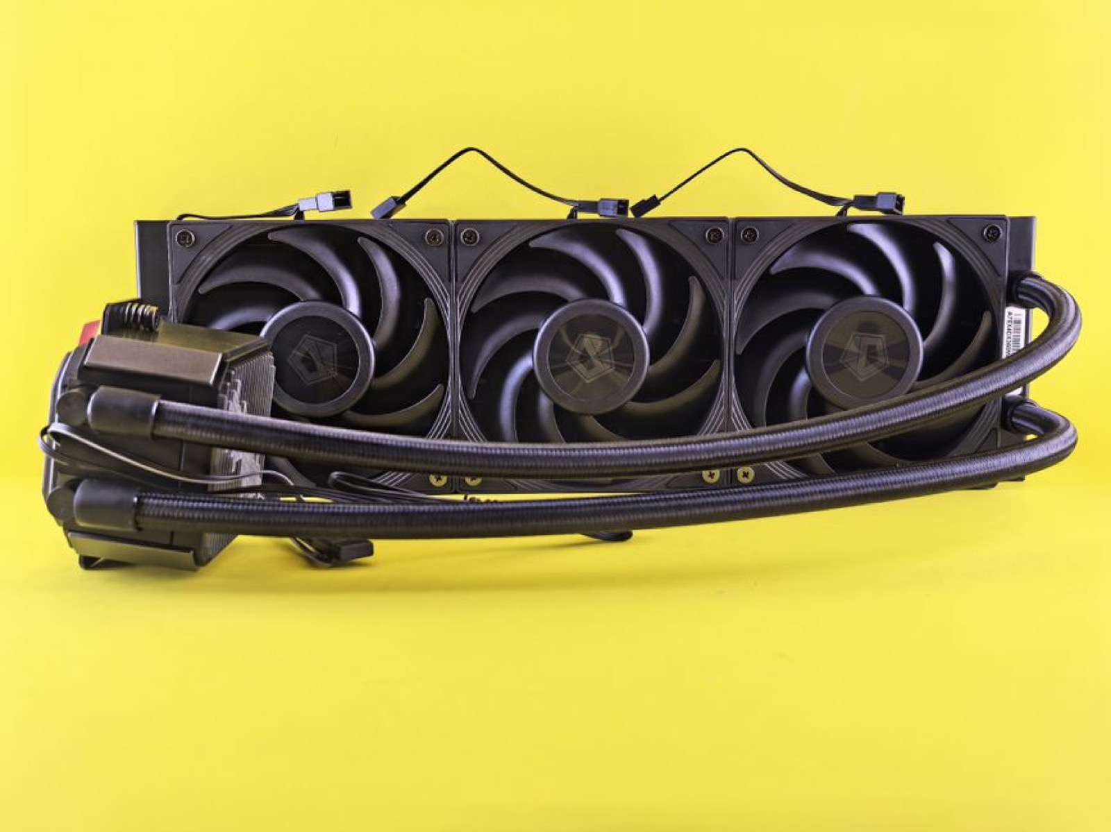A triple-fan liquid cooling radiator